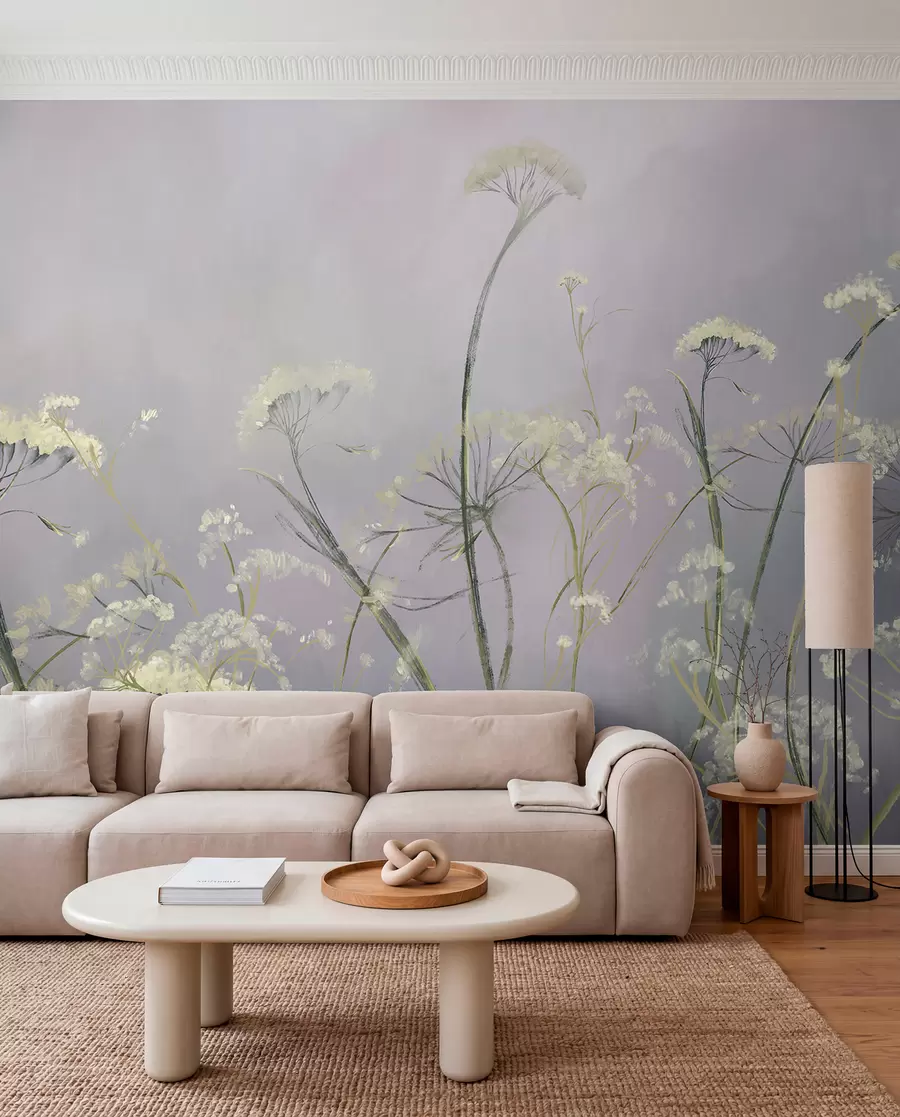wall murals Бело дивље цвеће у магловитом пољу са меком, замућеном сивом позадином w00903