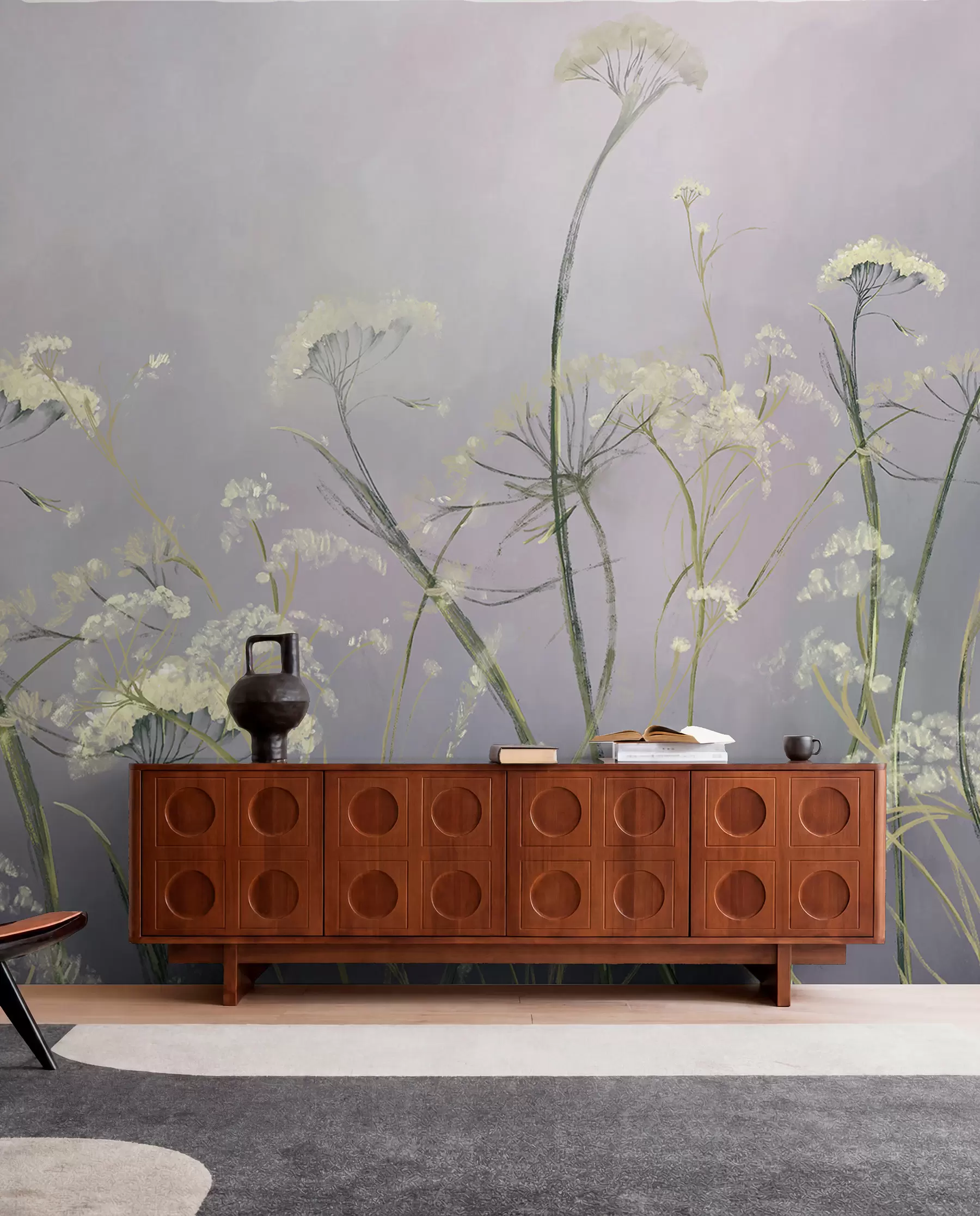 wall murals Бело дивље цвеће у магловитом пољу са меком, замућеном сивом позадином w00903