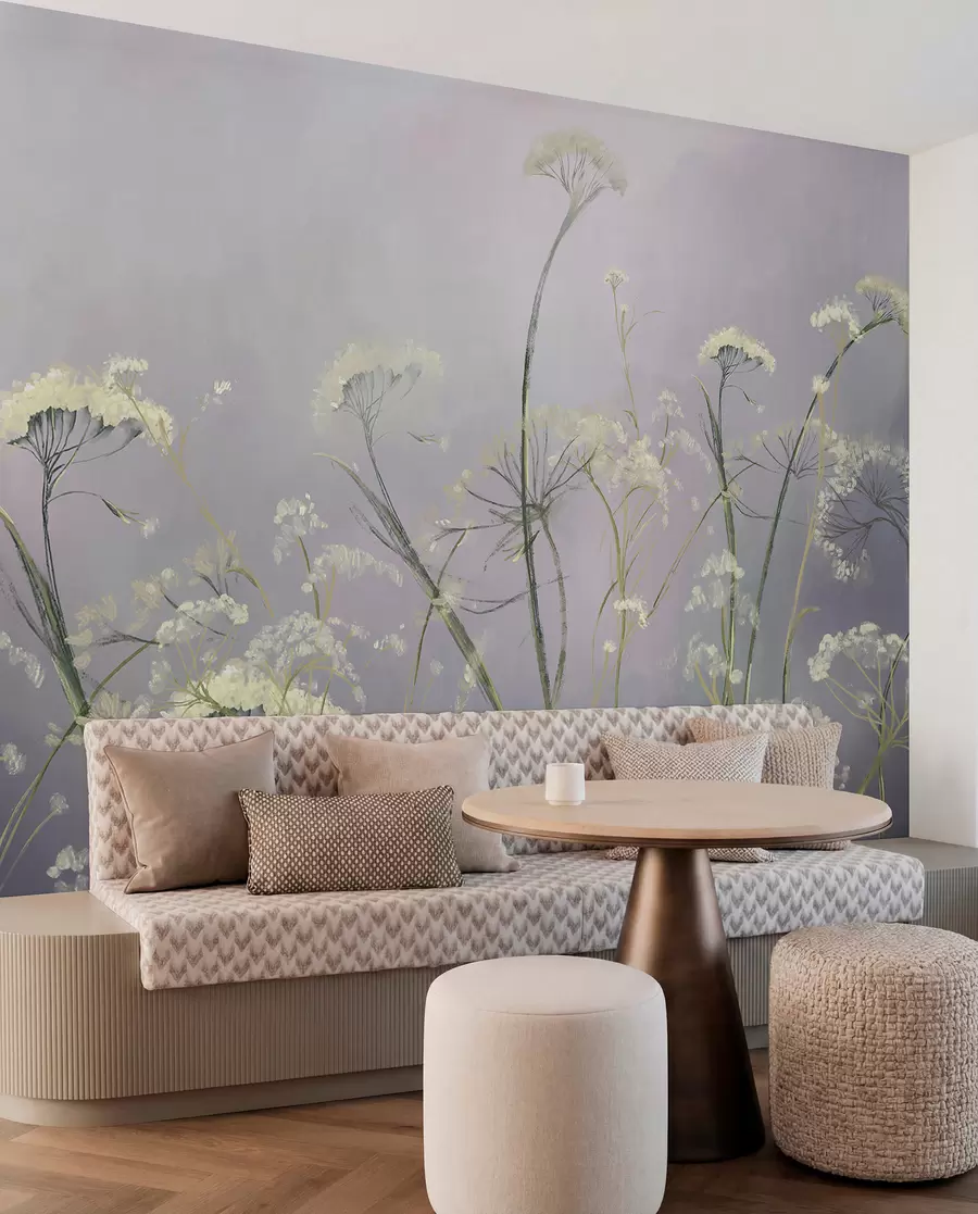 wall murals Бело дивље цвеће у магловитом пољу са меком, замућеном сивом позадином w00903