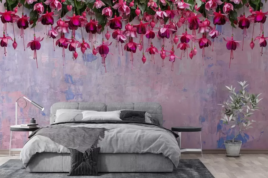 wall murals Велики цветови фуксије виси одозго на позадини ретро зида са имитацијом огреботина w02132
