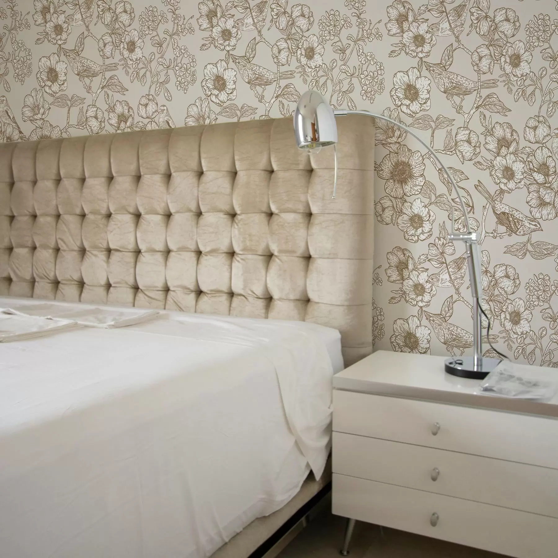 wall murals Осликане птице на гранама и цвећу a00017