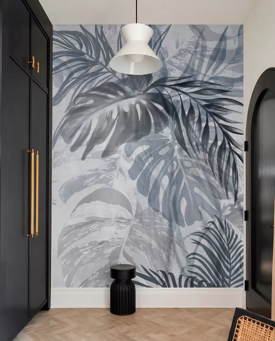 wall murals Монстера и палмино лишће у нијансама плаве и сиве, ботаничко, тропско лишће, биљке у џунгли, текстурирана позадина w09011v1