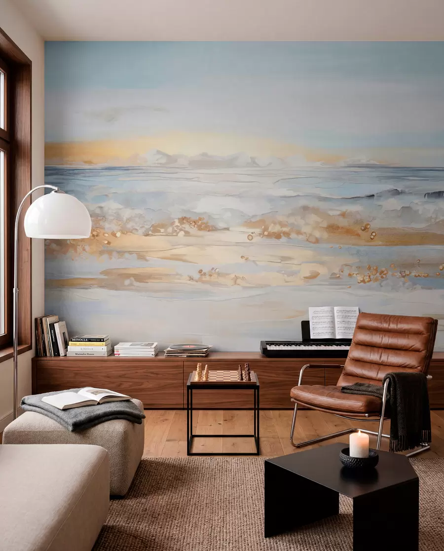 wall murals Апстрактни текстурирани пејзажни океански таласи који се разбијају о пешчану плажу, меке пастелне боје, плаво небо са светлим облацима w09234