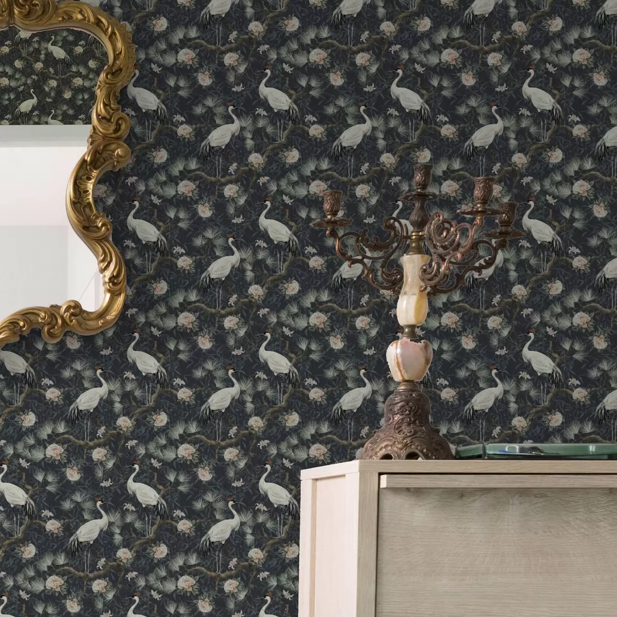 Позадина Ждралови међу боровима и божурима на тамној позадини a00241