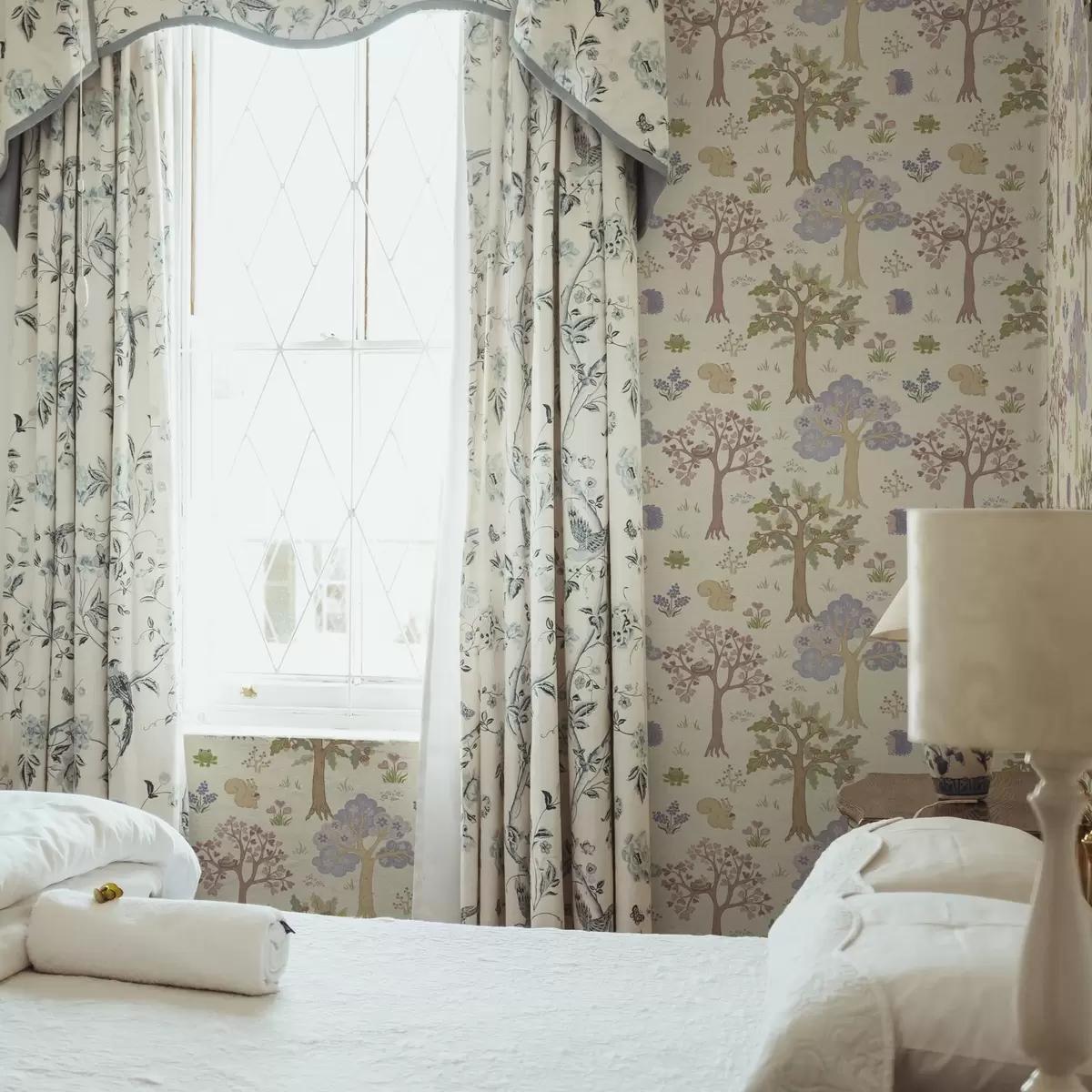 Позадина Бајковита шума са животињама у дечјем стилу a00264