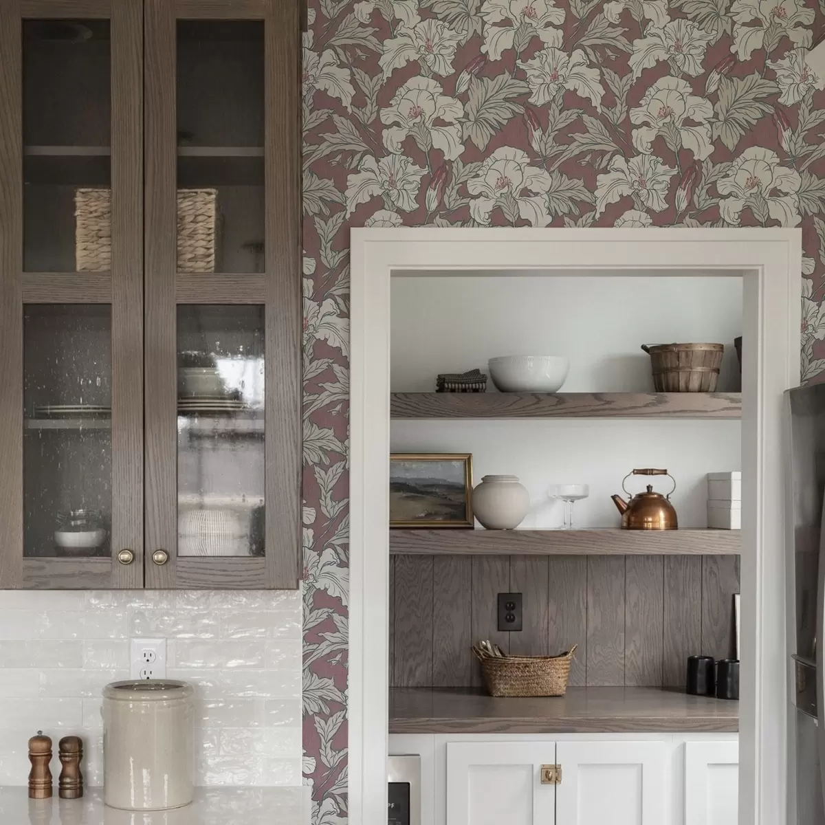 Позадина Бели хибискус на ружичастој позадини са црвеним пупољцима a00272