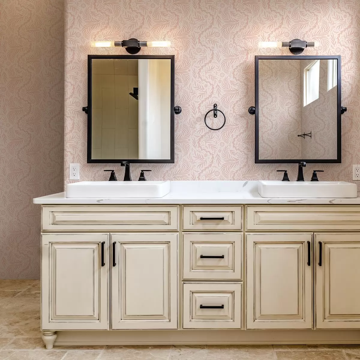 Позадина Бледо ружичасти цветни елементи на ружичастој позадини a00290