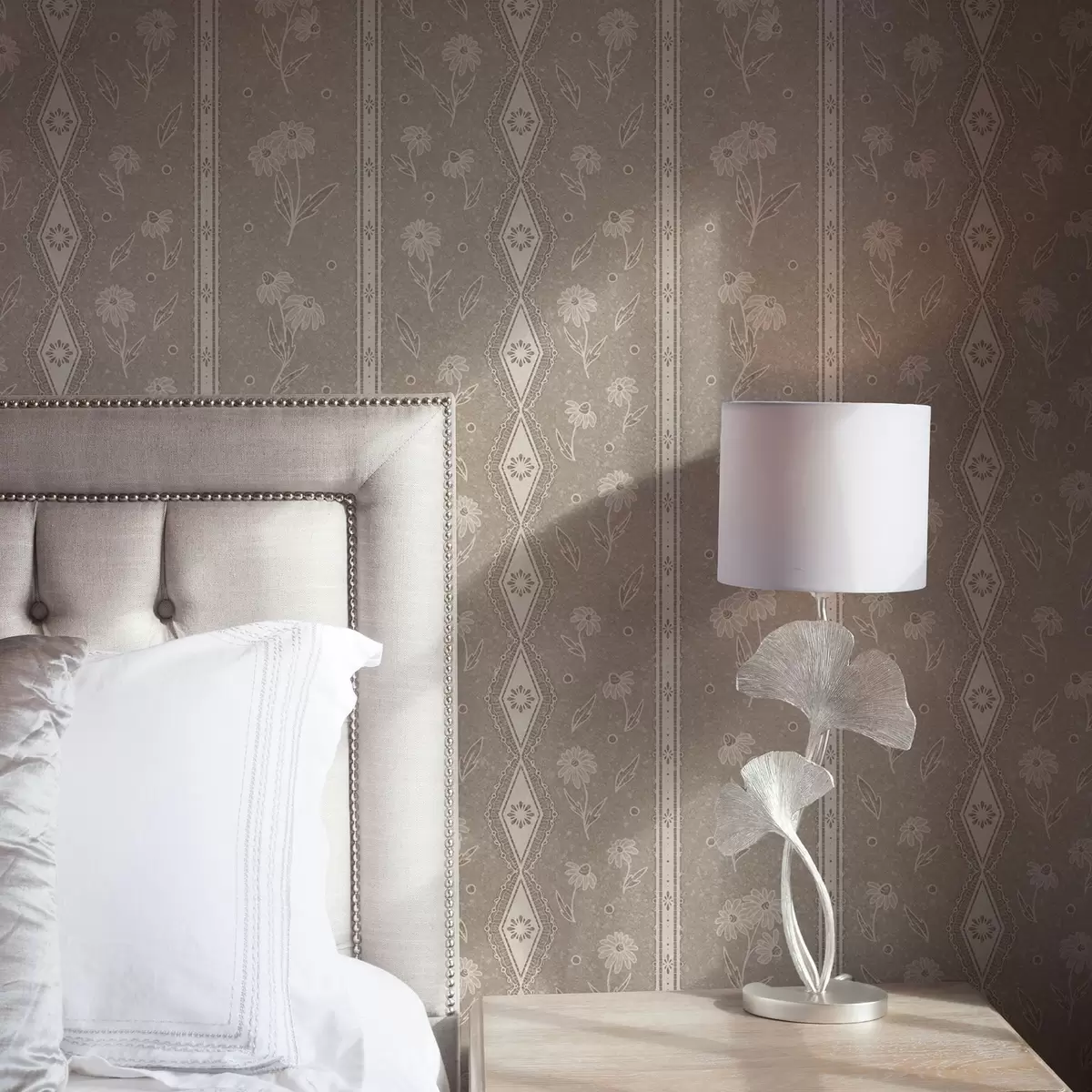 Позадина Пруге са тратинчицама и чипком на сиво-беж позадини a00295