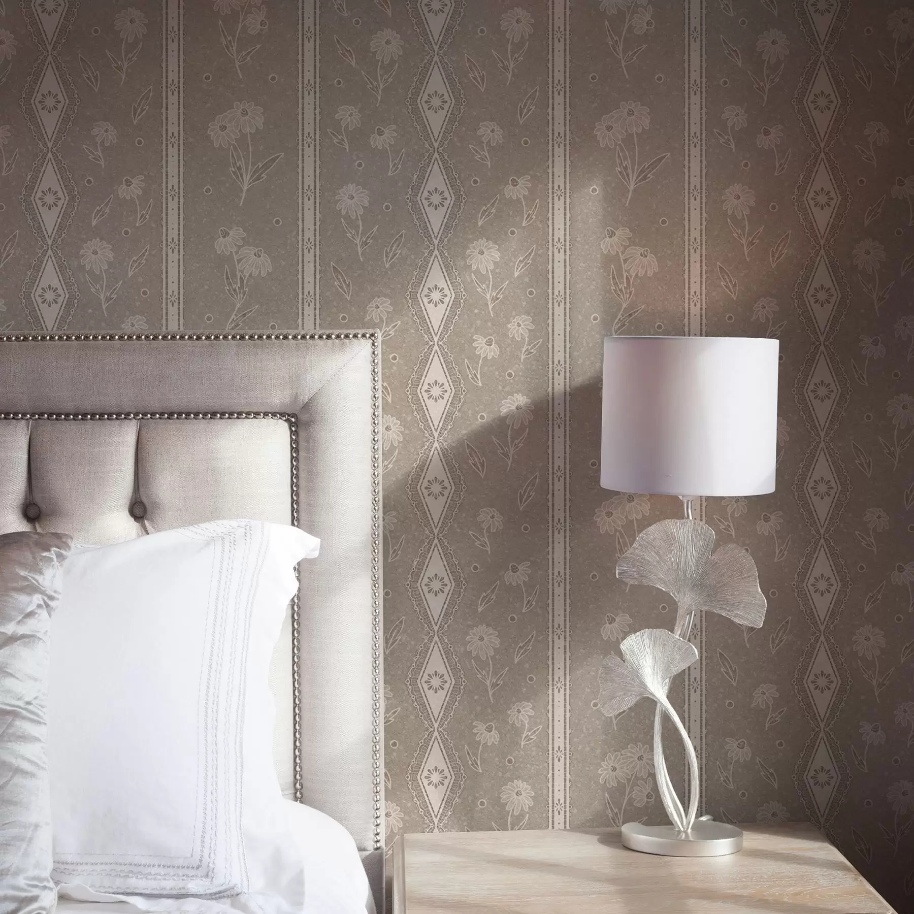 wall murals Пруге са тратинчицама и чипком на сиво-беж позадини a00295