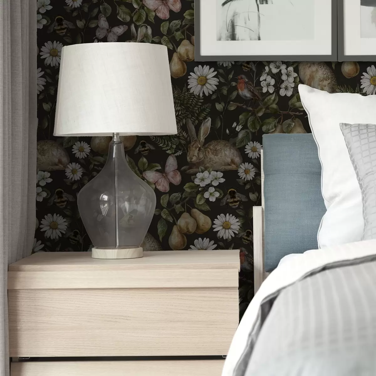 Позадина Реалистични зечеви, крушке, цвеће и инсекти на тамној позадини a00401