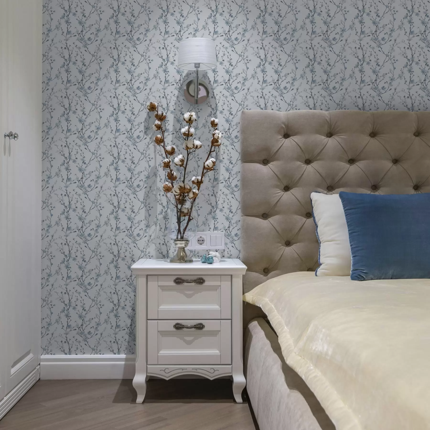 wall murals Плави цветови трешње на белој позадини са меким контрастом a00399