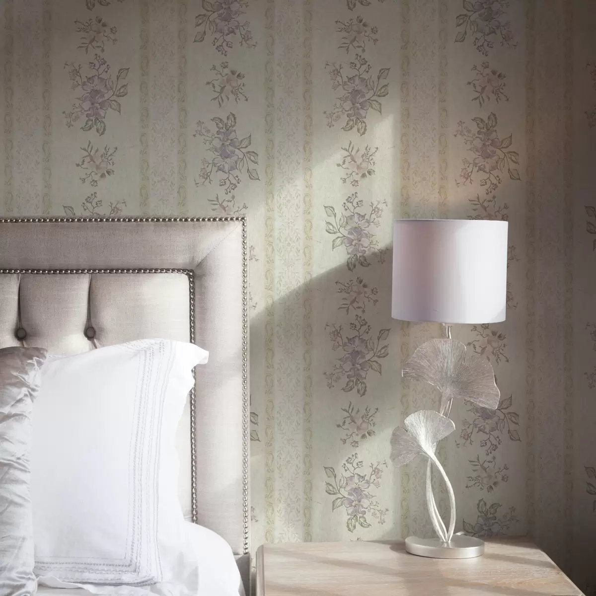 Позадина Винтажно цвеће на пругастој позадини са орнаментом a00440