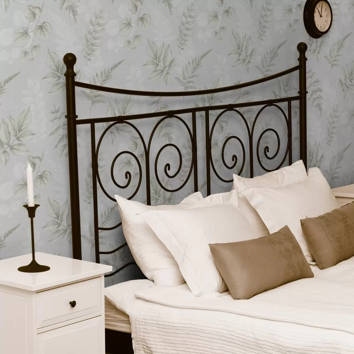 Позадина Светло акварелно лишће са ефектом прскања на сивој позадини a00446