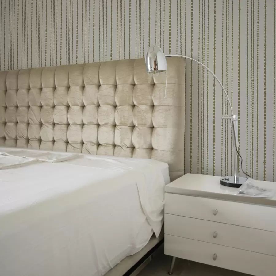 wall murals Минималистички узорак у облику жутих капи у вертикалној траци a00448