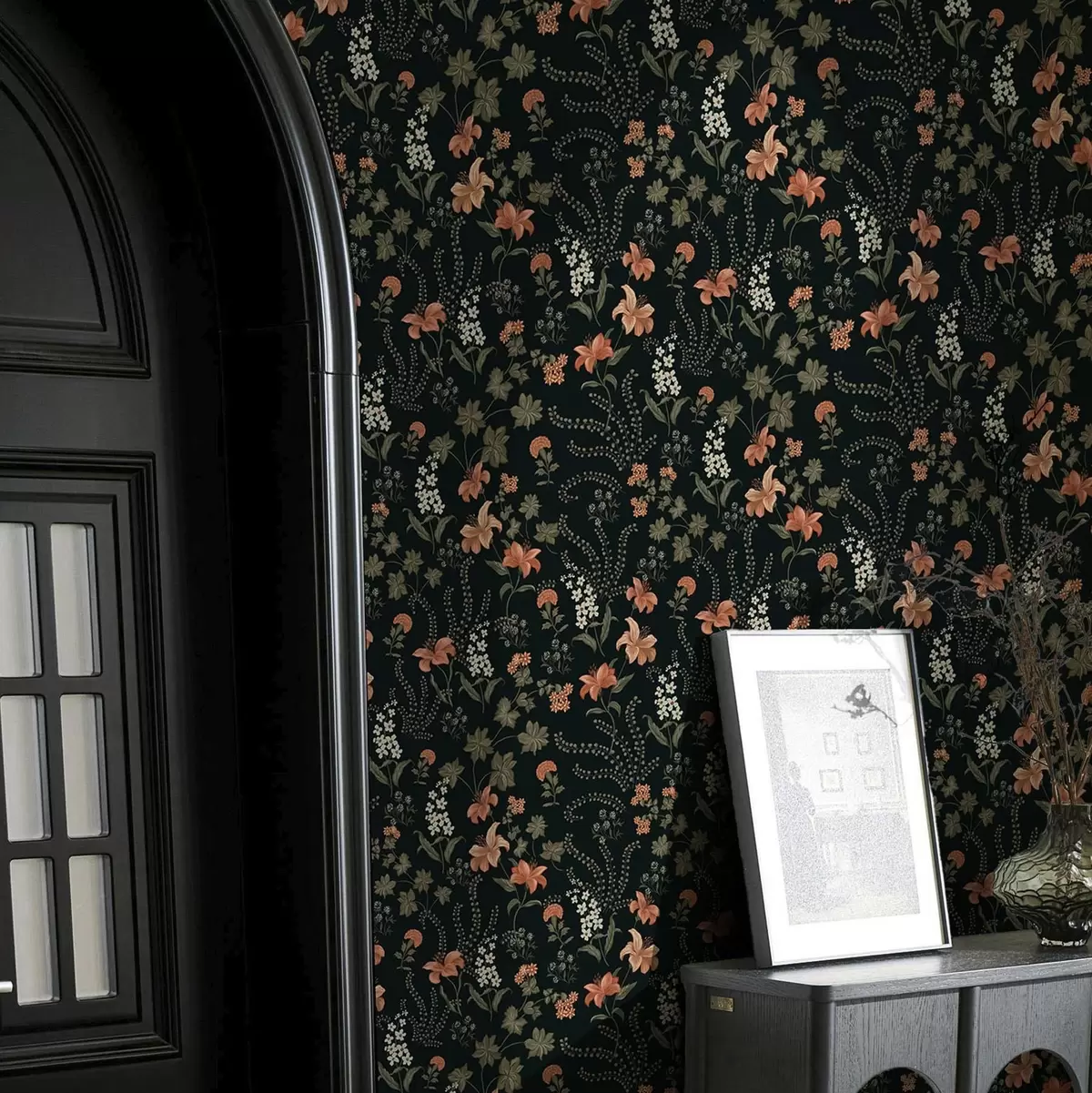 Позадина Наранџасти љиљани и мали цветови на црној позадини a00463