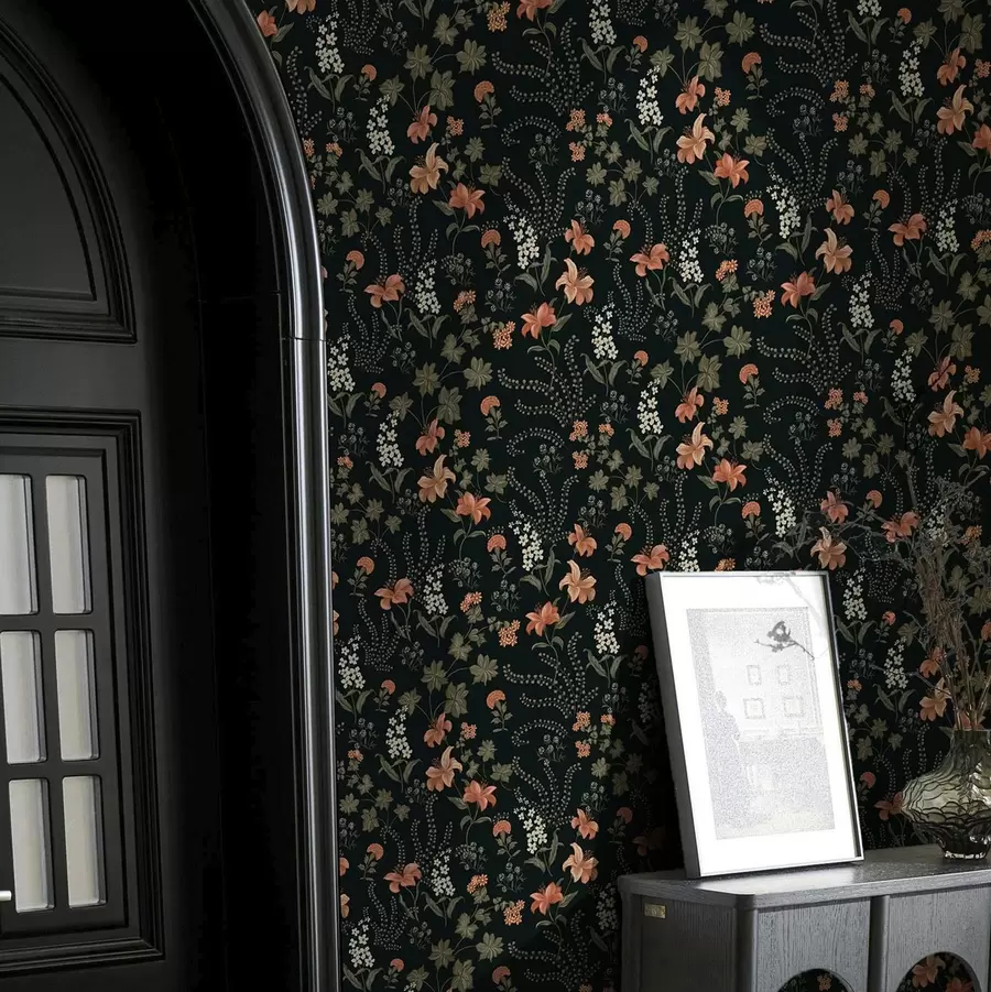 wall murals Наранџасти љиљани и мали цветови на црној позадини a00463