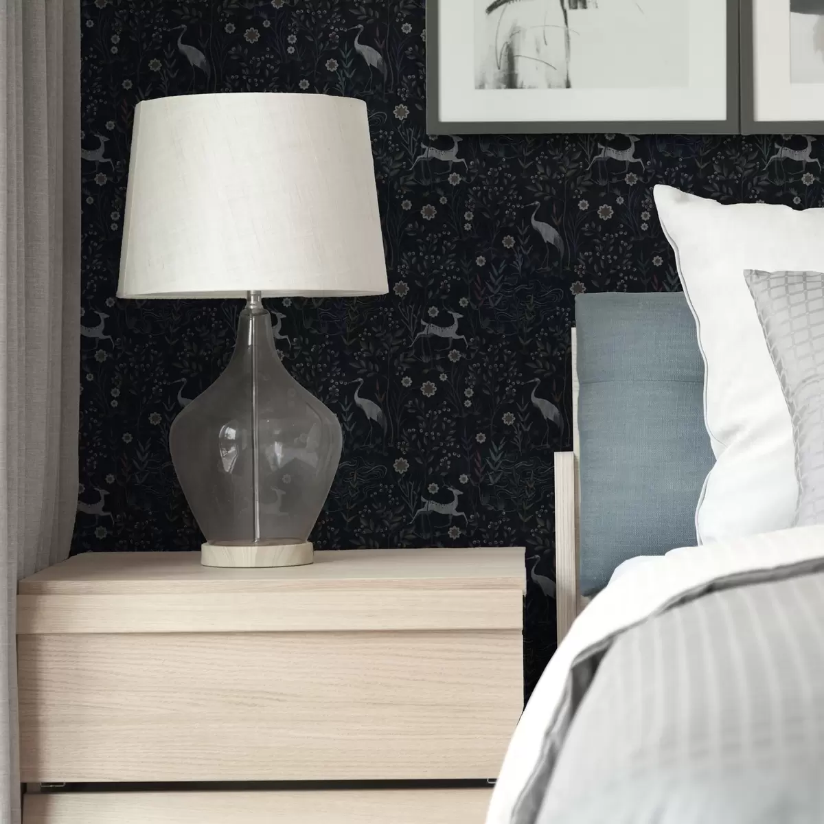 Позадина Тамна позадина са белим птицама и јеленима a00363