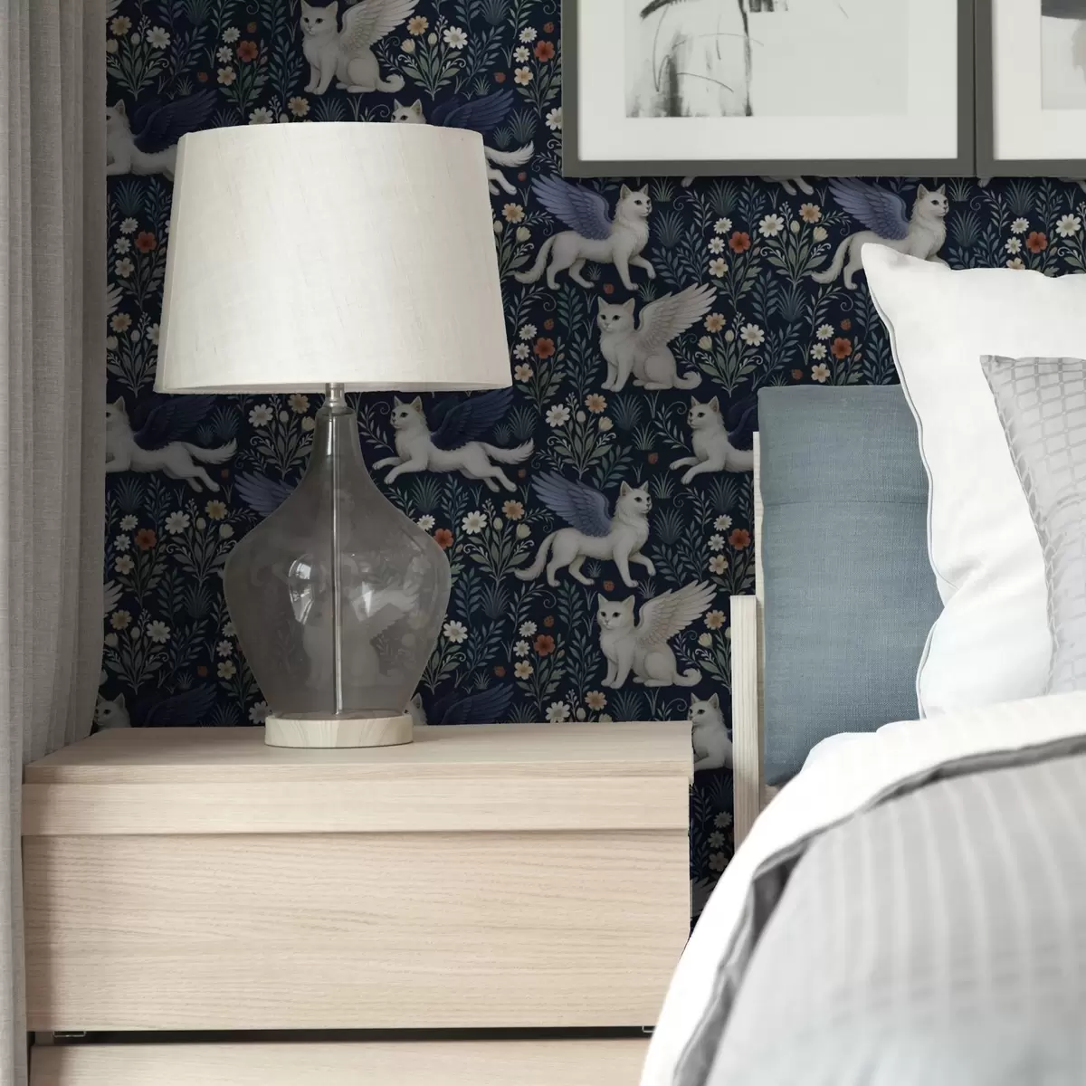 Позадина Фантазијске мачке са крилима међу цвећем a00408