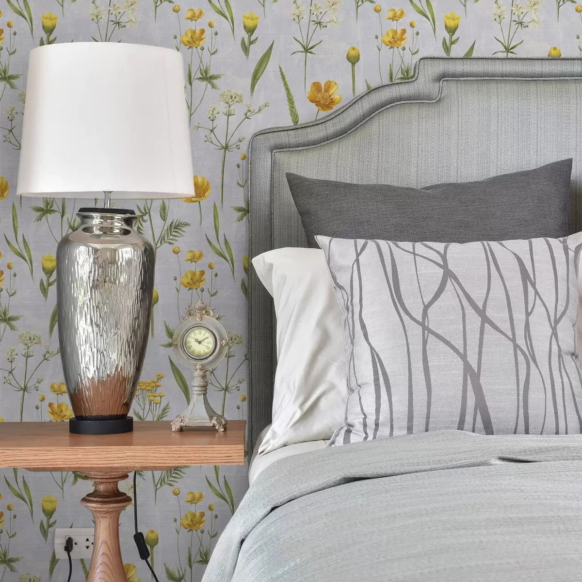 Позадина Жуто цвеће и зеленило на светло сивој позадини a00472