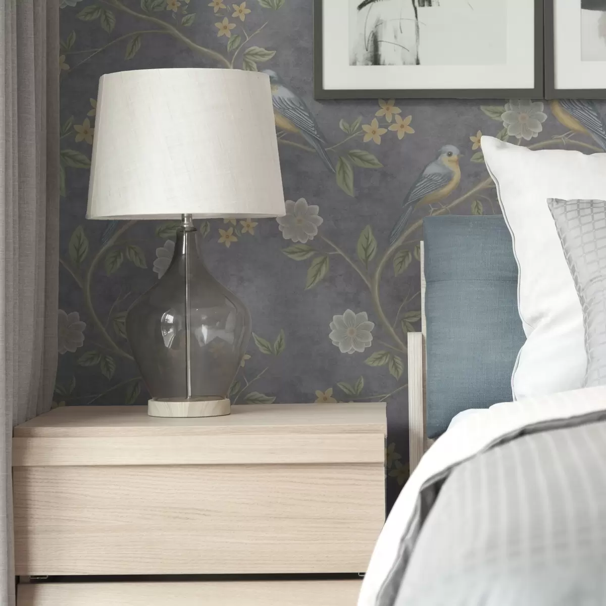 Позадина Птице на гранама међу цвећем на сивој позадини a00483