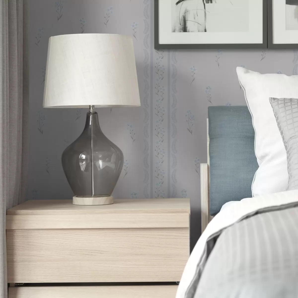 Позадина Бела позадина са плавим цвећем и декоративном пругом a00484v1