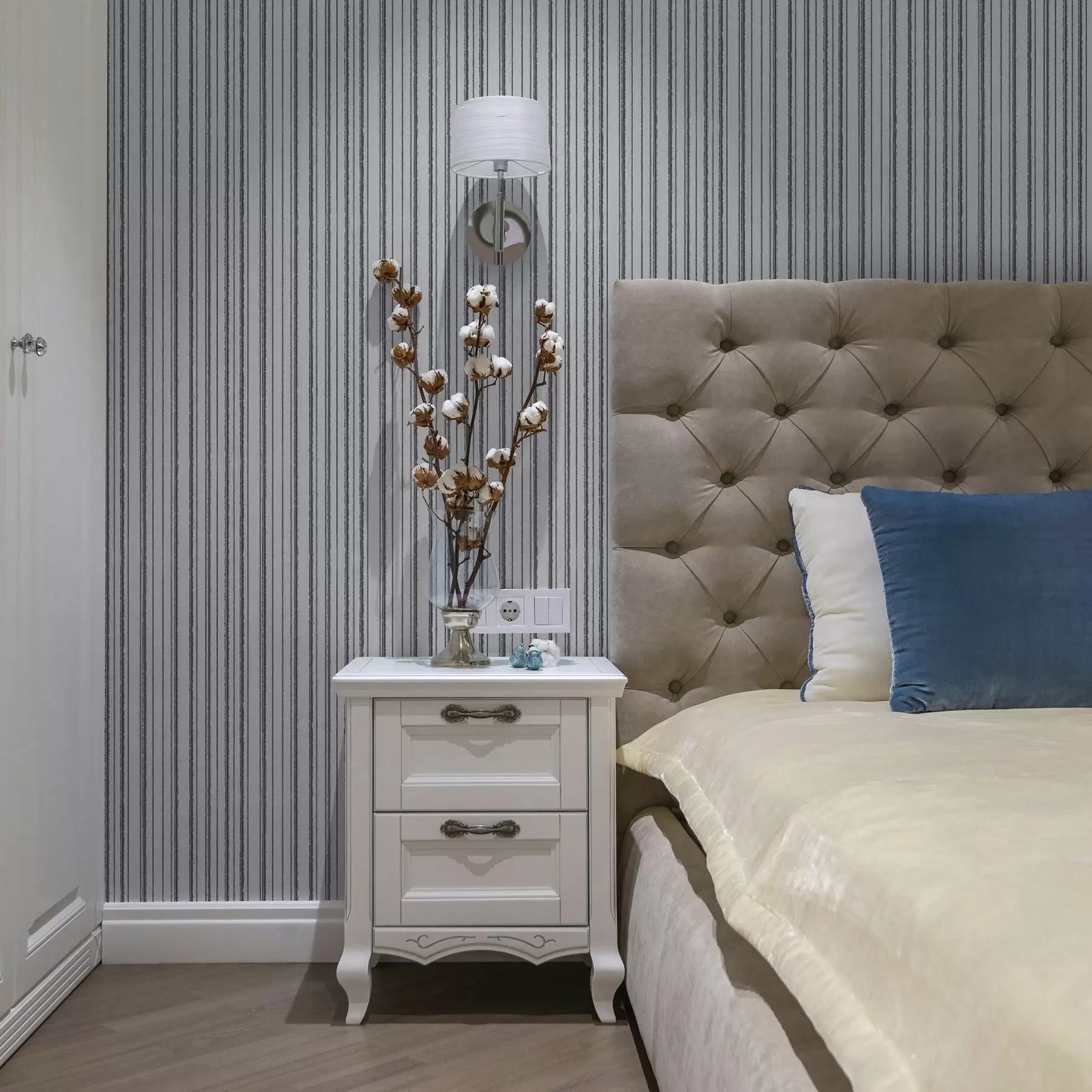 wall murals Сиве вертикалне пруге на белој позадини a00507