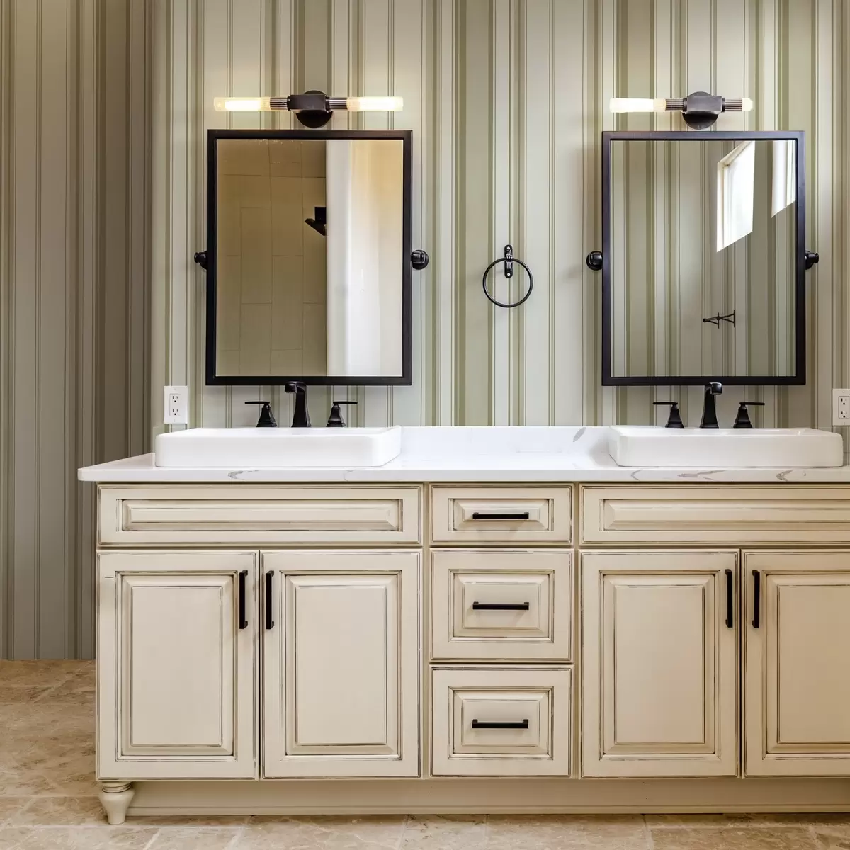 Позадина Крем позадина са сиво-беж пругама различитих ширина a00521