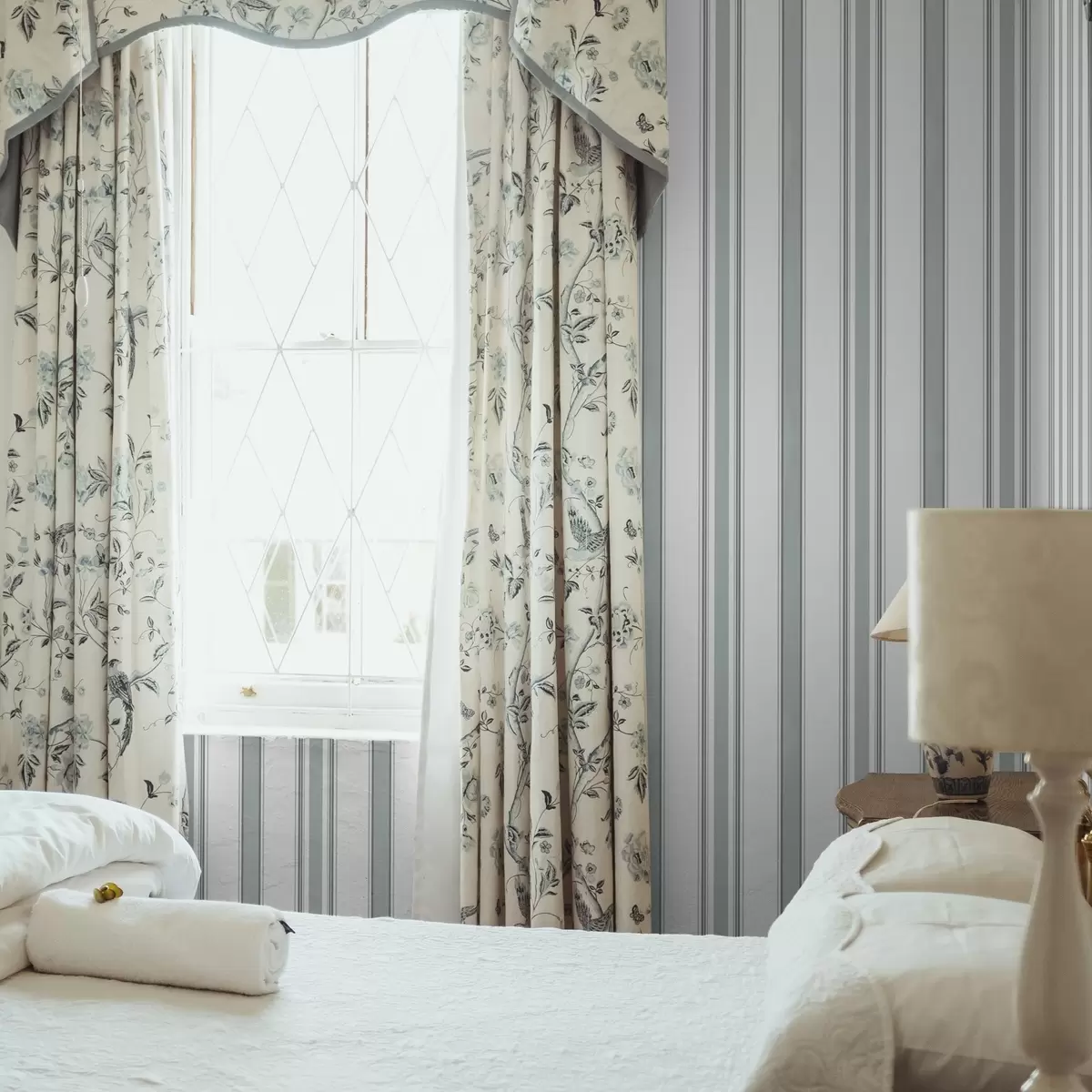 Позадина Двоструки узорак са сиво-плавим пругама a00554