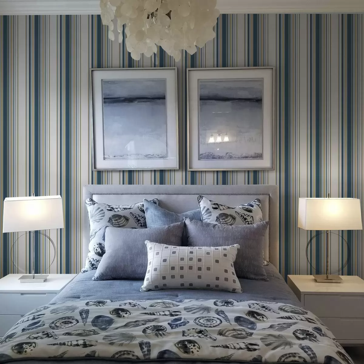 Позадина Контрастне плаве и жуте пруге на белој позадини a00566