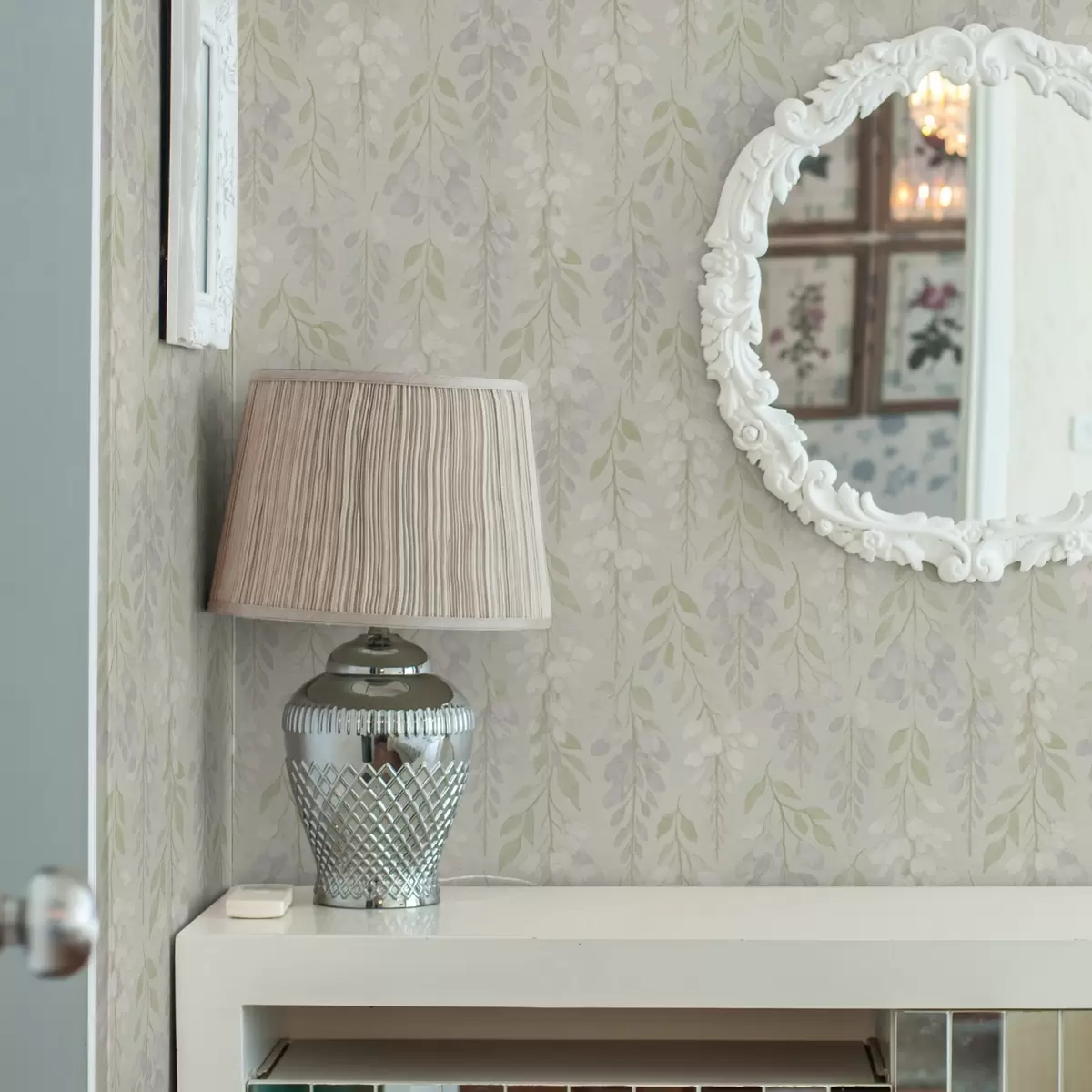 Позадина Вукућа лаванда глицинија на менто зеленој позадини a00593