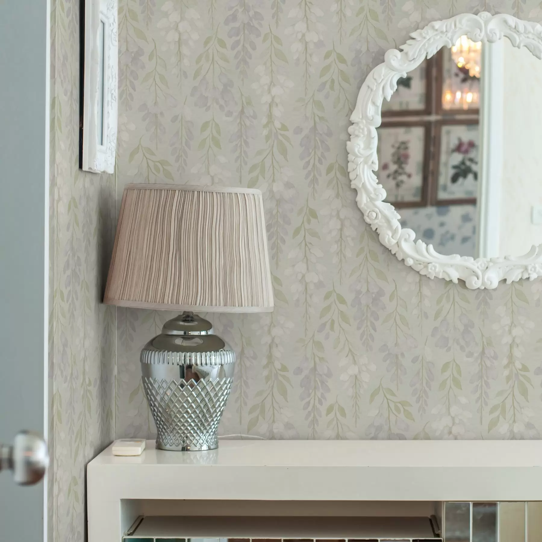 wall murals Вукућа лаванда глицинија на менто зеленој позадини a00593