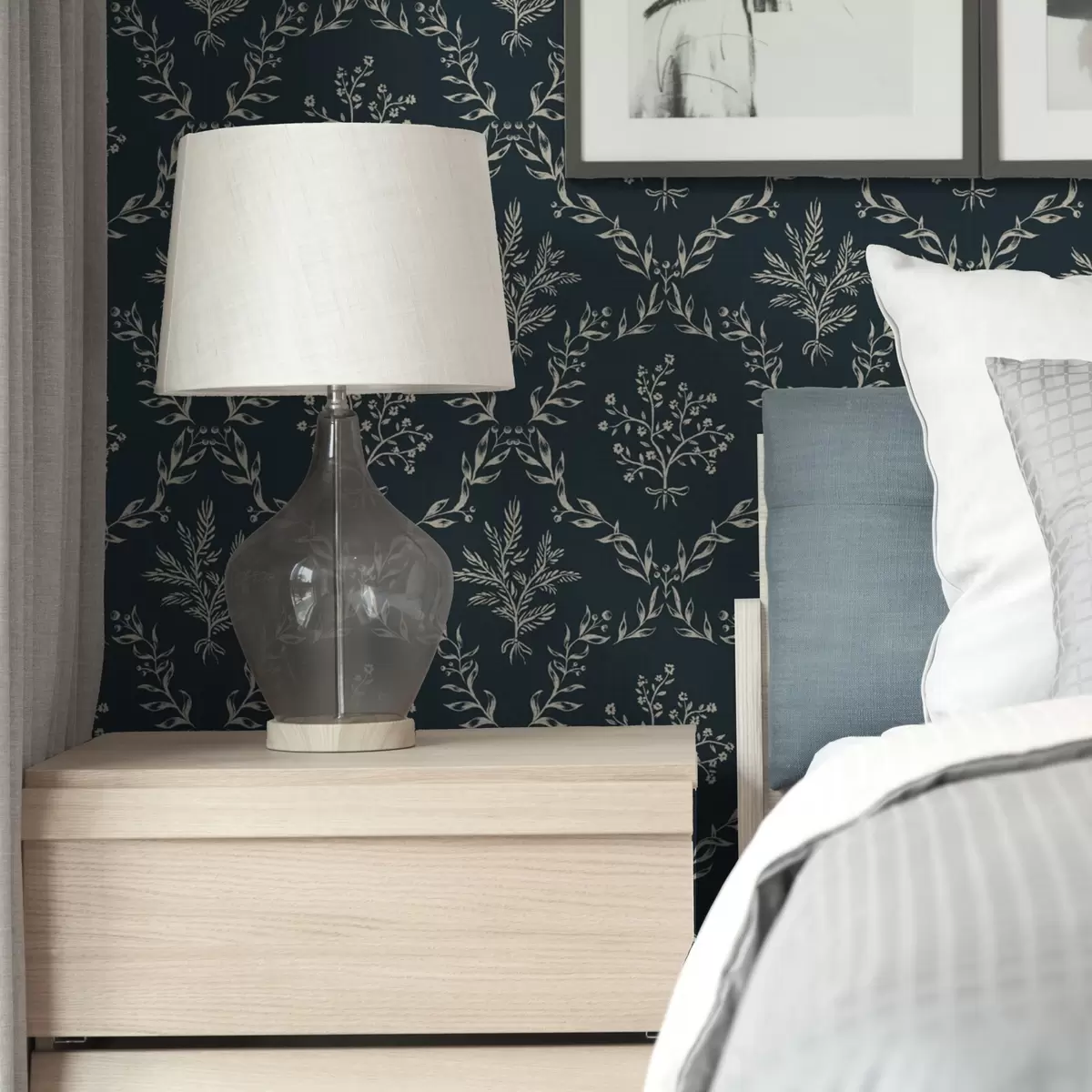 Позадина Бели венци од биља и цвећа на тамнозеленој боји a00599v2