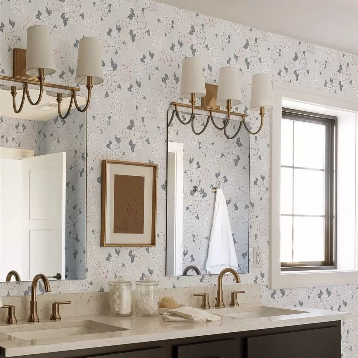 Позадина Прозрачни цветови на светлој позадини, нежни ружичасто-сиви тонови a00600