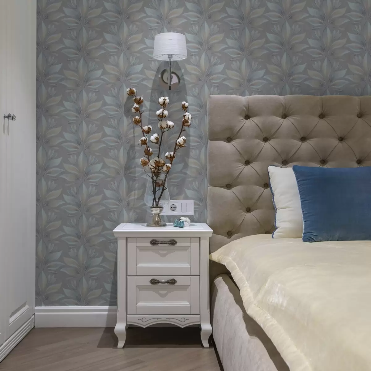 Позадина Велики стилизовани листови у плаво-песковитој палети на сивој a00601