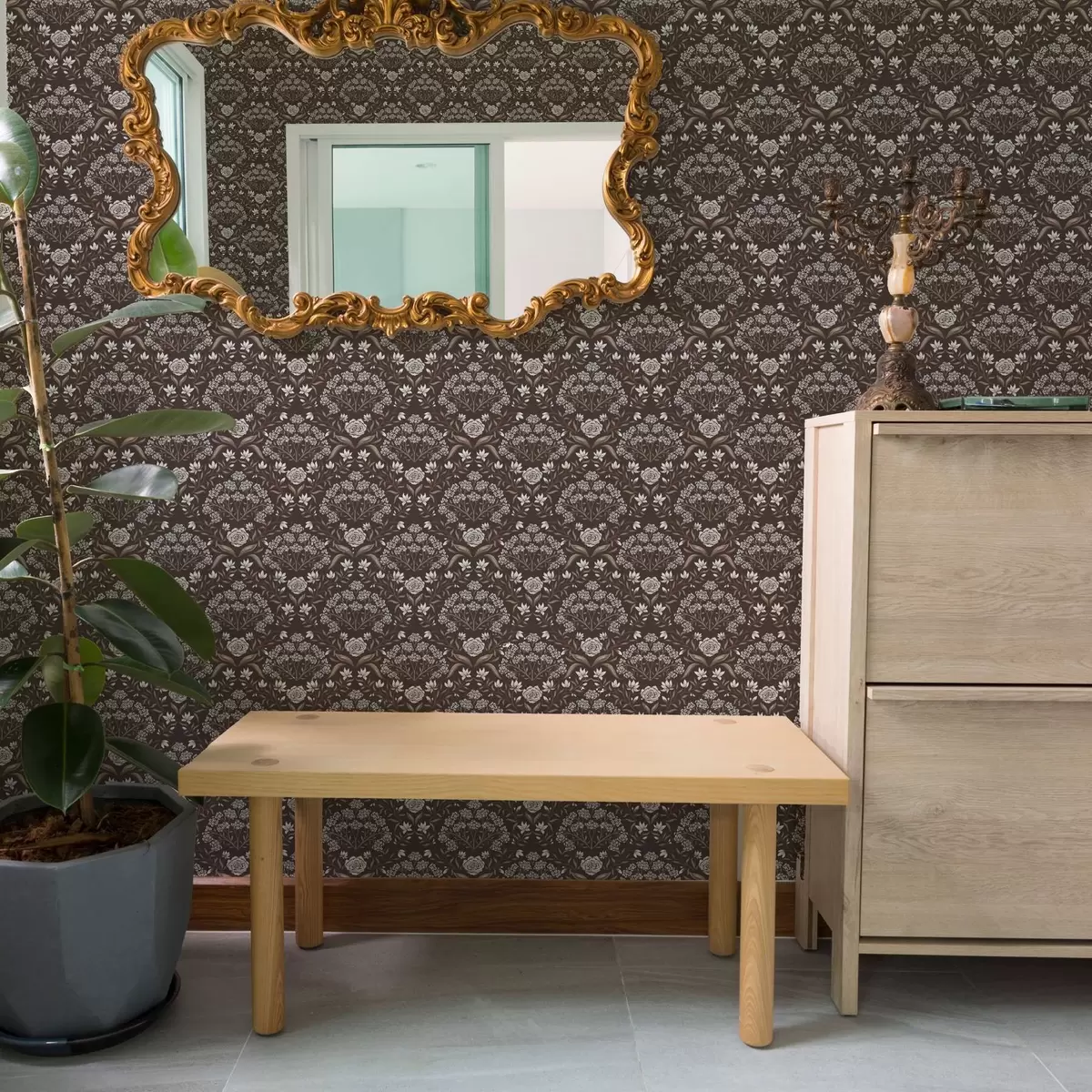 Позадина Дамаск од тамне чоколаде са божурима и висибабама a00603v2