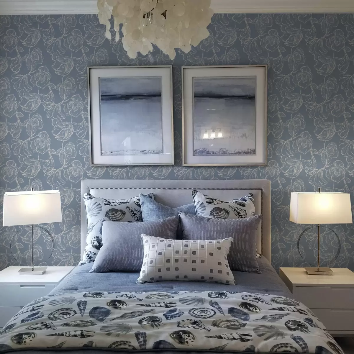 Позадина Светлоплава позадина са кредастим обрисима цвећа a00625v3