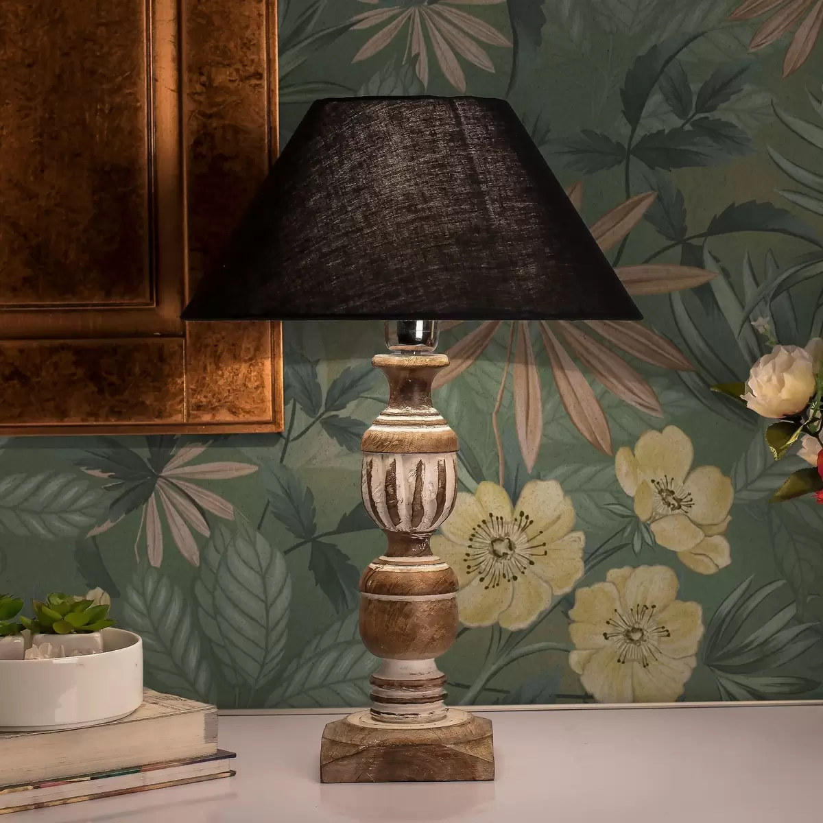 Позадина Жуто цвеће усред зелене лиснате текстуре a00718