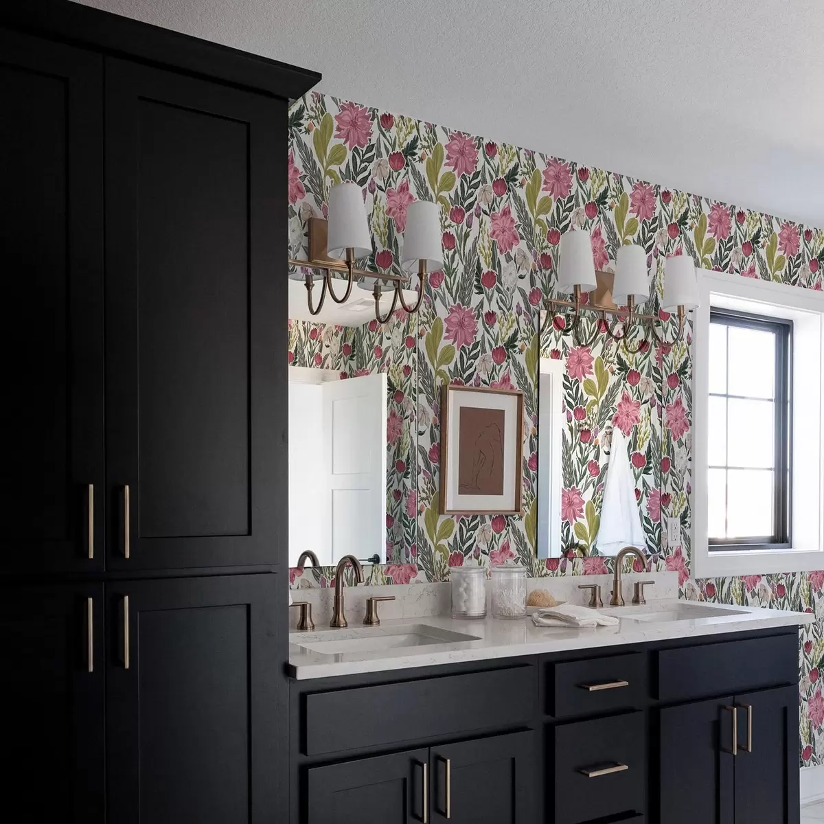 Позадина Бујно ружичасто и кремасто цвеће на белој позадини, импасто текстура a00629v1