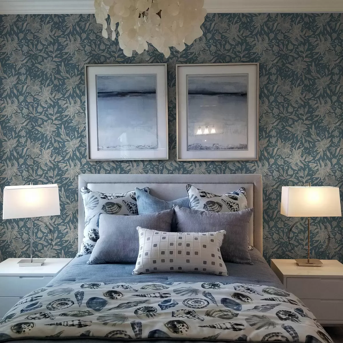 Позадина Крем линеарно цвеће на плавој позадини, нежни спирале a00630