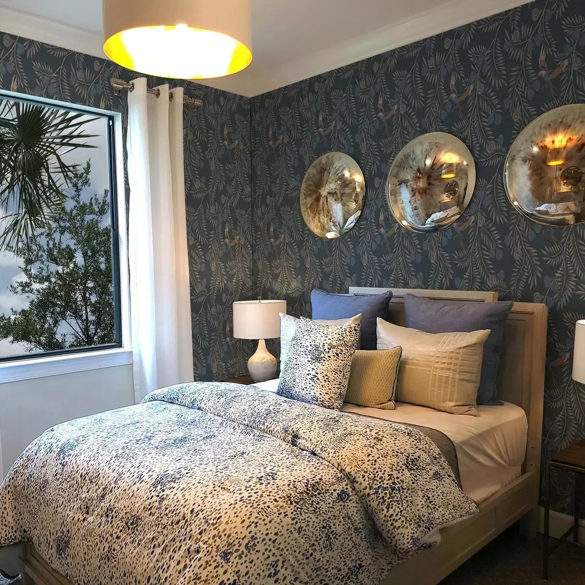 Позадина Птица међу плавим воћем и палминим листовима, индиго a00726