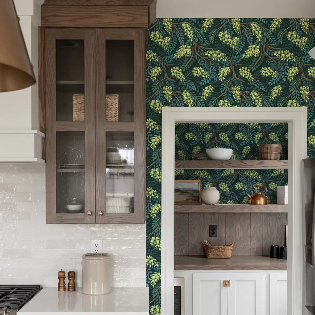 Позадина Гране са зеленкастим цватовима на тамној позадини a00786