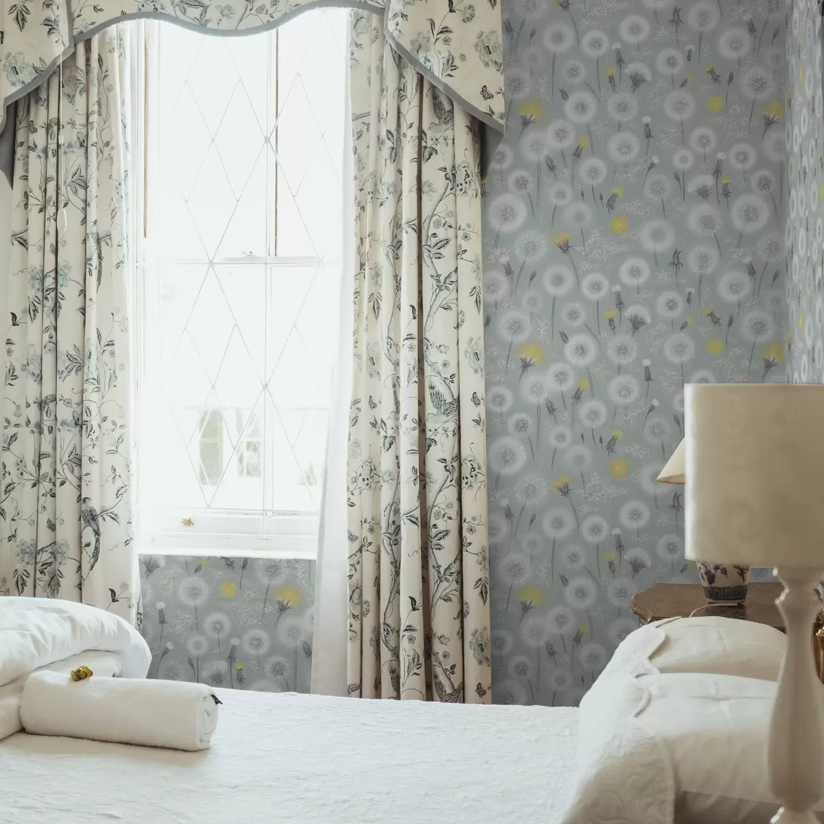 Позадина Пахуљасти маслачци и семе на позадини од менте a00790