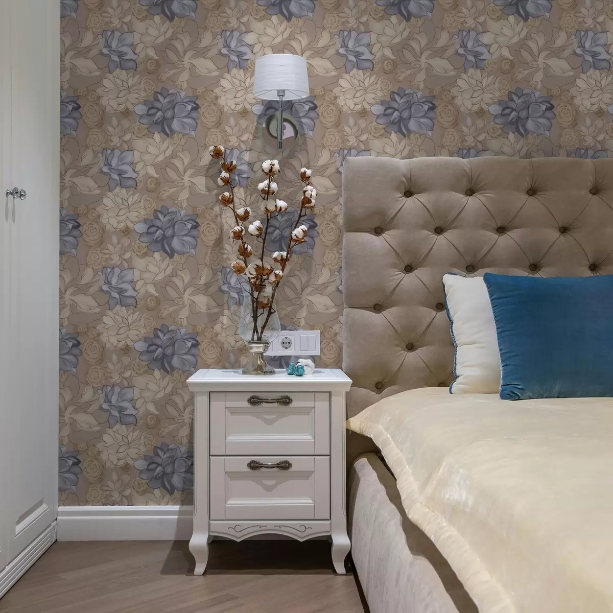 Позадина Крем и плаво цвеће на топлој беж позадини a00634v1