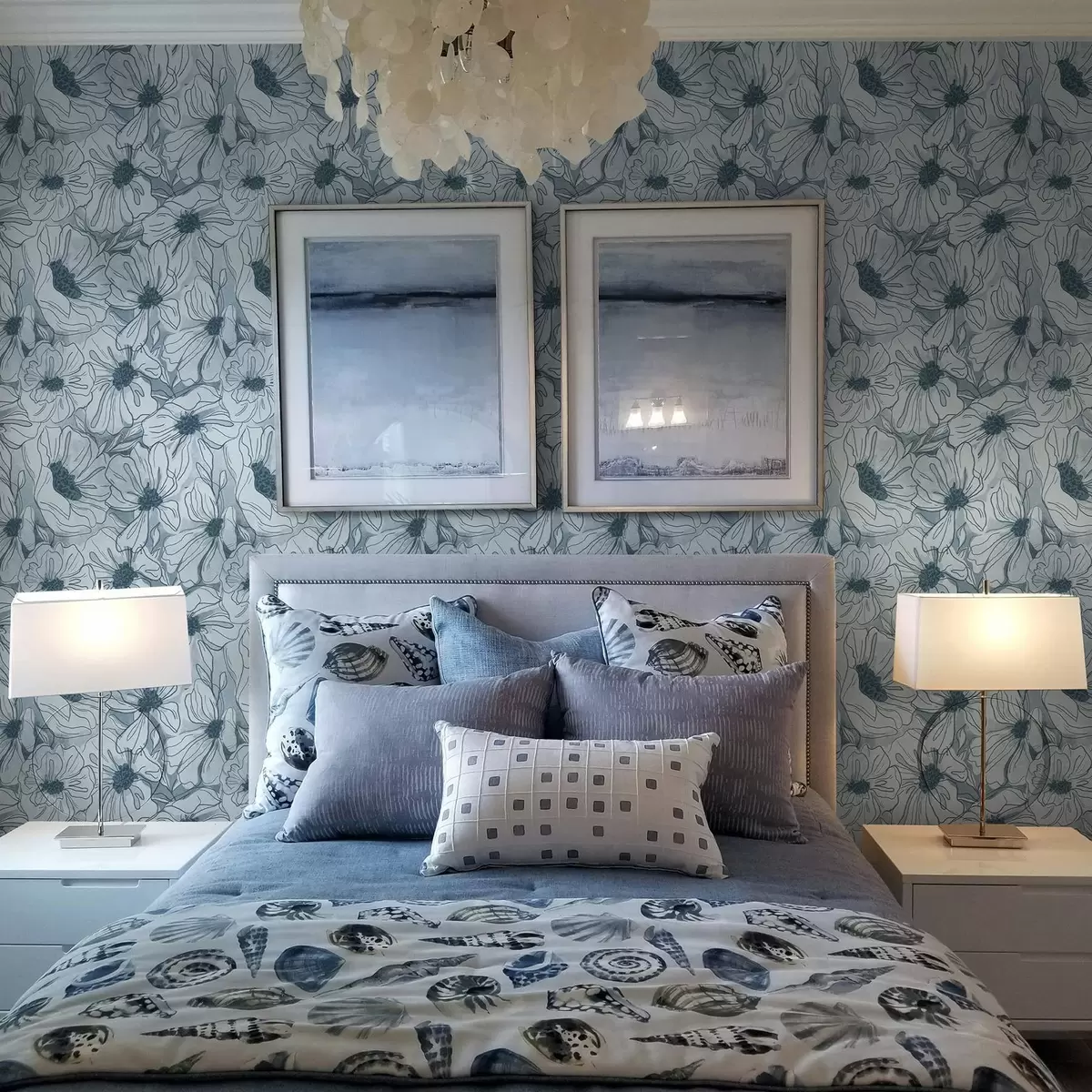 Позадина Линеарно цвеће у хладној сиво-плавој палети a00636v2