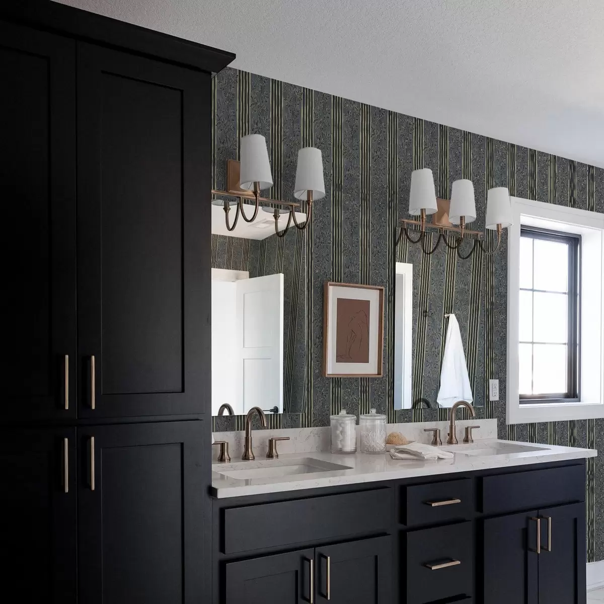 Позадина Вертикалне пруге са ботаничким узорцима у тамним тоновима a00648