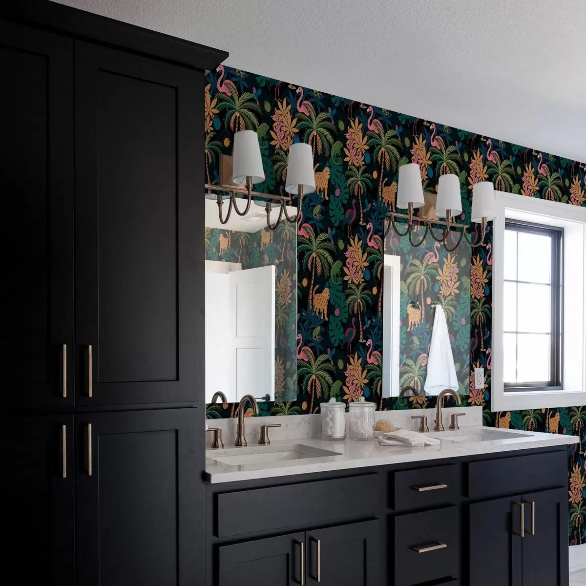 Позадина Светле тропске животиње међу лишћем на тамној позадини a00701