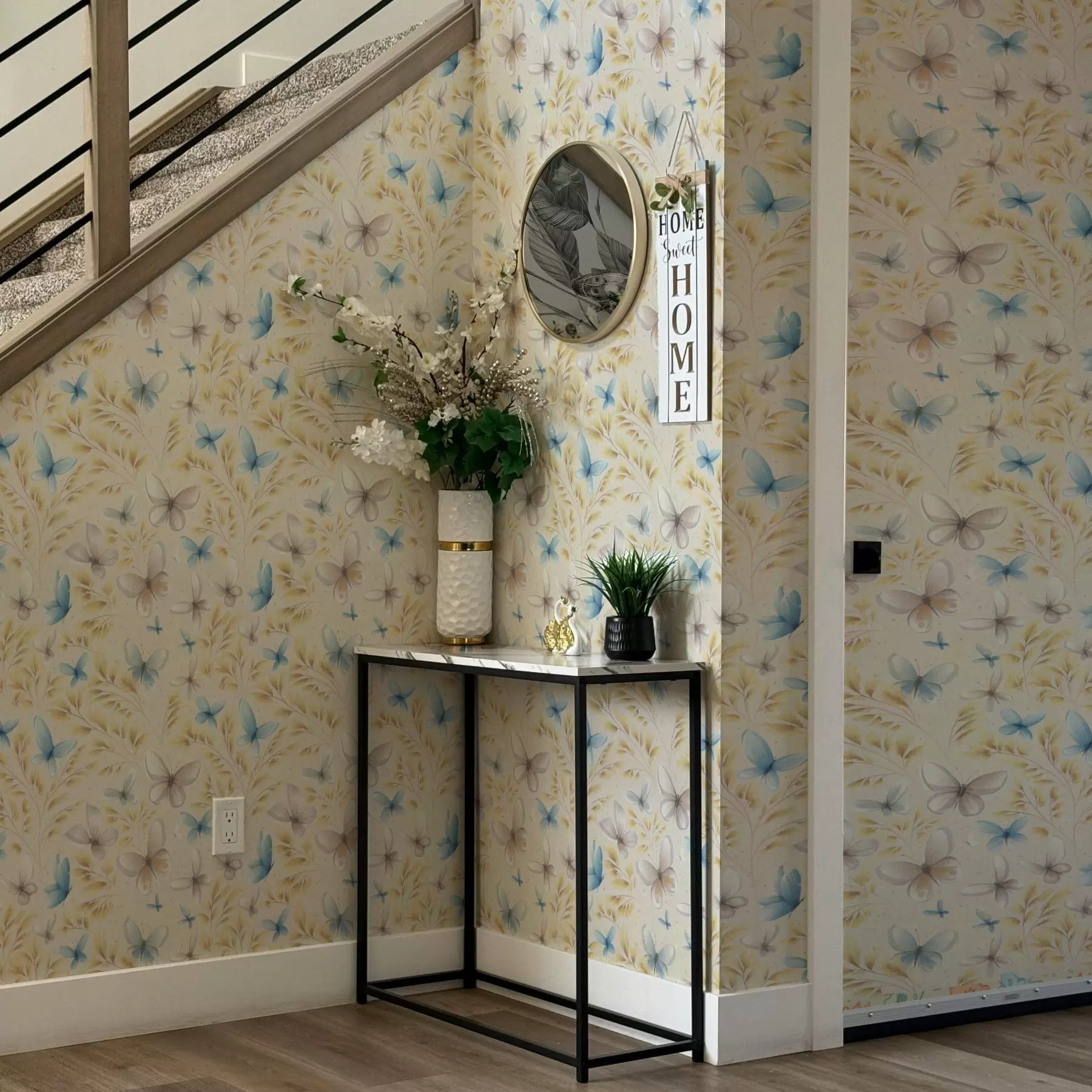 wall murals Светли лептирићи међу жутим листовима на светлој позадини a00795