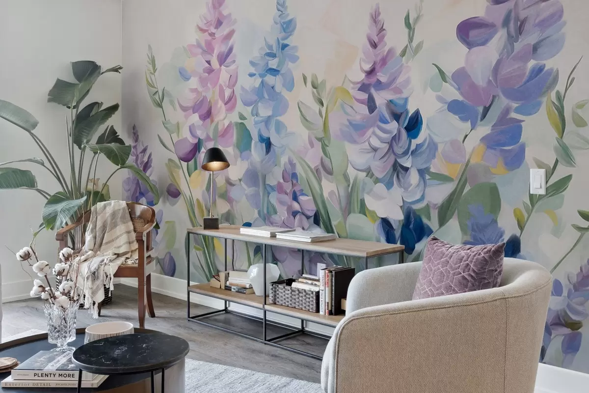 wall murals Љубичасто и плаво текстурирано цвеће са плавим листовима, светла позадина, меки потези четкице, живе боје w09482