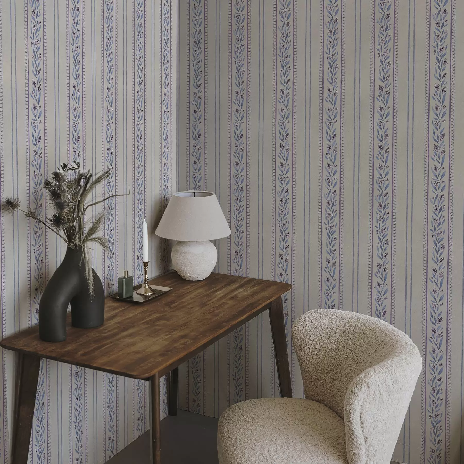 wall murals Вертикалне пруге са лавандиним гирландама, беж позадина a00813v1
