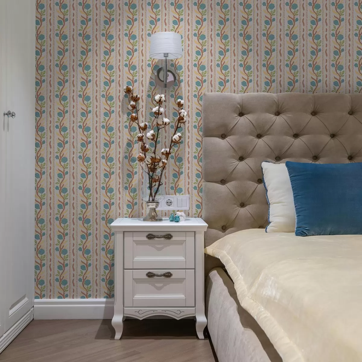 Позадина Вертикалне пруге букета са плавим цвећем на топлом тлу a00816v3